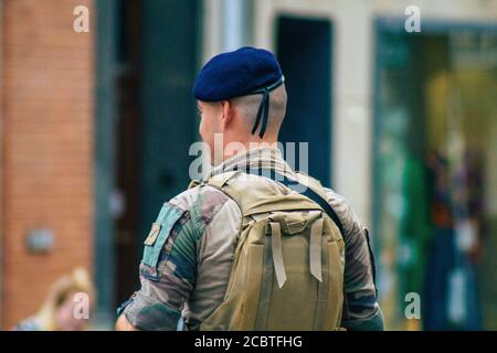 Reims Frankreich 15. August 2020 Blick auf unbekannte französische Soldaten, die in den Straßen von Reims patrouillieren, einer Stadt in der Region Grand Est in Frankreich Stockfoto