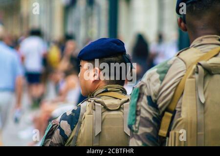 Reims Frankreich 15. August 2020 Blick auf unbekannte französische Soldaten, die in den Straßen von Reims patrouillieren, einer Stadt in der Region Grand Est in Frankreich Stockfoto