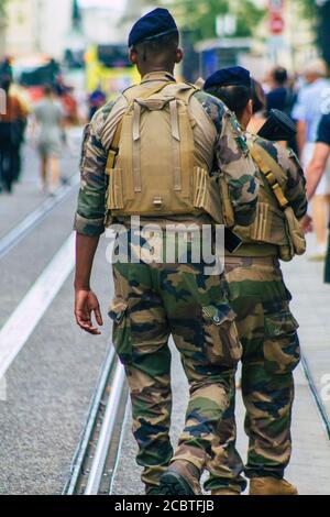 Reims Frankreich 15. August 2020 Blick auf unbekannte französische Soldaten, die in den Straßen von Reims patrouillieren, einer Stadt in der Region Grand Est in Frankreich Stockfoto