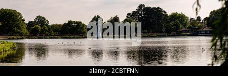 CARDIFF, WALES - AUG 10 : Leuchtturm im Roath Park zum Gedenken an Captain Scotts unglückliche Reise zur Antarktis in Cardiff am 2019. august Stockfoto