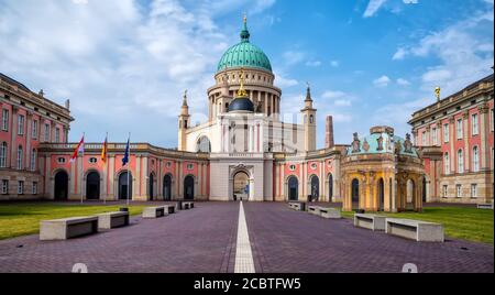 Nikolaikirche und Landtag Brandenburg in Potsdam. Stockfoto