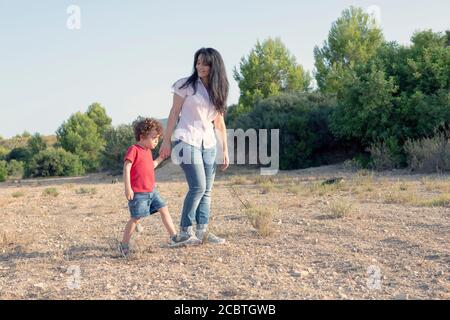 Frau mit ihrem Sohn zu Fuß und genießen die Landschaft weit Aus der Stadt Stockfoto