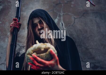 Frau Geist Horror hält Kürbis sie haben Blut auf der Hand, halloween-Tag-Konzept Stockfoto