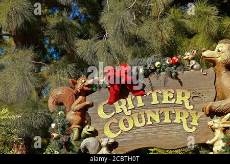 Splash Mountain, eine dunkle Fahrt im Blockflötenstil im Critter Country in Disneyland.Black Lives Matter: Disney-Gräben kontroverses Thema von Splash Mountai Stockfoto