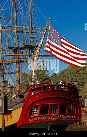 Nachbildung eines majestätischen Segelschiffs mit 3 Masten aus dem 18. Jahrhundert. Das Schiff liegt in den amerikanischen "Uiirou" in Disneyland in Kalifornien Stockfoto