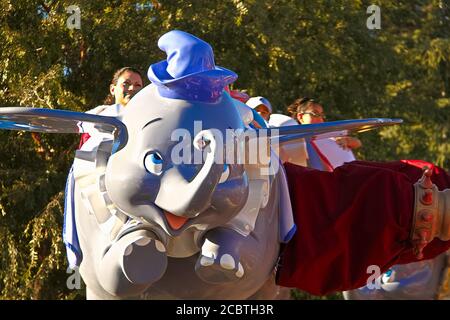 Dumbo Flying Elephant ist eine der ursprünglichen Fahrten im Disneyland Fantasyland, Anaheim, Kalifornien. Diese basiert auf der animierten Walt Disney Feat aus dem Jahr 1941 Stockfoto