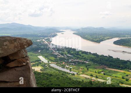 Laos Gebiet von oben gesehen Es gibt einen Mekong Fluss, der zwischen Thailand und Laos geteilt ist. Sah ein kleines Dorf entlang des Mekong Flusses Stockfoto