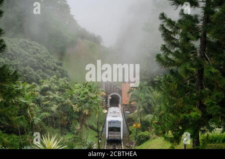 Berühmte Seilbahn auf den Penang Hill in Malaysia mit Spektakuläre Aussicht von oben Stockfoto