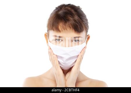 Mädchen trägt medizinische Gesichtsmaske, um sich vor Corona-Virus, Polution oder Staub zu schützen. Quarantäne- und Selbstisolierungskonzept. Stockfoto