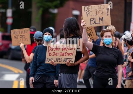 Washington, DC, USA. August 2020. Im Bild: Demonstranten tragen Schilder während der Definanzierung der Polizei marschieren durch die Columbia Heights Nachbarschaft. Kredit: Allison C Bailey/Alamy Stockfoto
