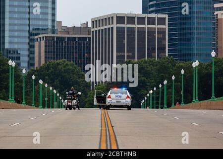 Washington, DC, USA. August 2020. Im Bild: Ein Metropolitan Poilice (DC Police) Patrouille Auto und Motorrad Block Verkehr von der Virginia Seite der Francis Scott Key Bridge, während es durch die defonds der Polizei März, vor der Rosslyn, Virginia Skyline geschlossen wird. Kredit: Allison C Bailey/Alamy Gutschrift: Allison Bailey/Alamy Live Nachrichten Stockfoto