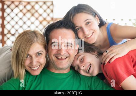 Happy Family steht vor Spaß haben und Selfie zusammen nehmen Stockfoto