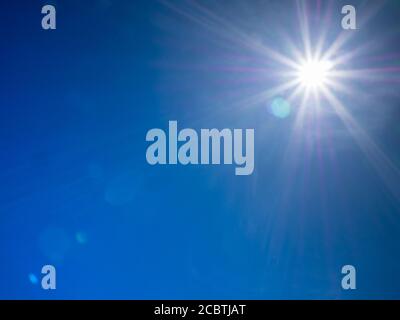 Blauer Himmel mit Sonne (Sonneneinstrahlung) Stockfoto
