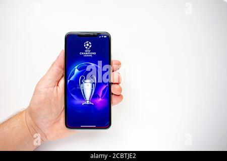 Calgary, Alberta, Kanada. August 15 2020. Eine Person, die ein iPhone 11 Pro Max mit der UEFA Champions League-Anwendung hält. Stockfoto