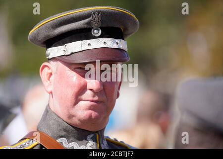 Warschau, Polen. August 2020. Ein Mann in einer traditionellen polnischen Armeeuniform wird während der Feierlichkeiten zum 100. Jahrestag der Schlacht von Warschau am 15. August 2020 in Warschau, Polen, gesehen. Quelle: Jaap Arriens/Xinhua/Alamy Live News Stockfoto