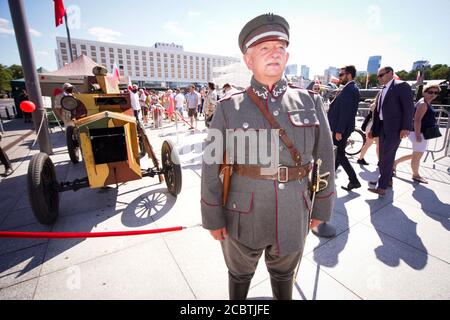 Warschau, Polen. August 2020. Ein Mann in einer traditionellen polnischen Armeeuniform ist während der Feierlichkeiten zum 100. Jahrestag der Schlacht von Warschau am 15. August 2020 in Warschau, Polen, zu sehen. Quelle: Jaap Arriens/Xinhua/Alamy Live News Stockfoto