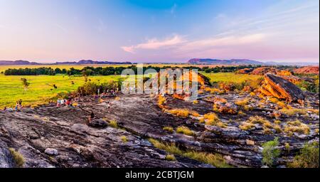 Ein Panoramablick auf Ubirr bei Nadab Lookout unter Sonnenuntergang Stockfoto