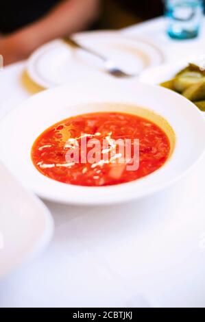 Tomatensuppe in einer weißen Schüssel Stockfoto