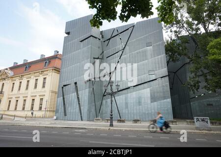 Berlin, Deutschland. August 2020. Blick auf das Gebäude des Jüdischen Museums, das vom Architekten Daniel Libeskind entworfen wurde. Am Sonntag (23. August) wird nach mehr als zweijähriger Vorbereitung die neue Dauerausstellung im Jüdischen Museum eröffnet. (Zu 'Jüdisches Museum Berlin eröffnet neue Dauerausstellung') Quelle: Jörg Carstensen/dpa/Alamy Live News Stockfoto