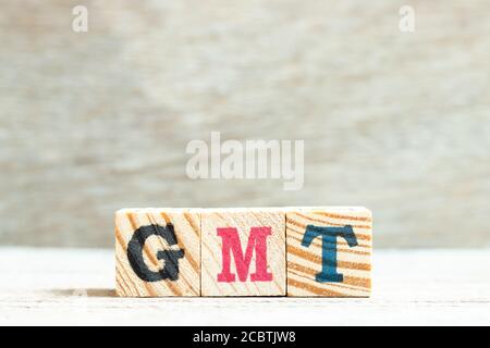 Buchstabe im Wort GMT (Abkürzung für Greenwich Mean Time) Auf Holzhintergrund Stockfoto