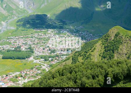 Kazbegi, Georgien - Stepantsminda Blick von der Dreifaltigkeitskirche Gergeti auf den Kazbegi Nationalpark in Kazbegi, Mzcheta-Mtianeti, Georgien. Stockfoto