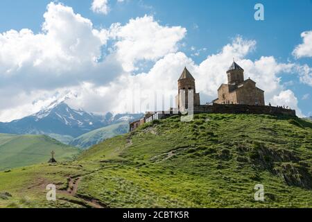 Kazbegi, Georgien - Gergeti Trinity Church auf Kazbegi Nationalpark in Kazbegi, Mzcheta-Mtianeti, Georgien. Stockfoto