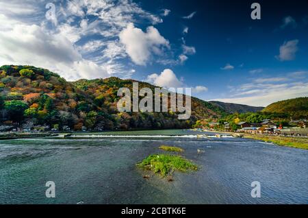 Arashiyama im Herbst Jahreszeit entlang des Flusses in Kyoto, Japan. Stockfoto