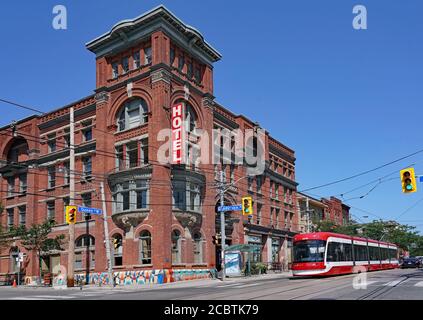 Toronto, Kanada - 14. August 2020: Die Queen Street West ist ein trendiges Viertel, das einen langen Abschnitt reich verzierter Gebäude aus dem 19. Jahrhundert bewahrt, einschließlich der O Stockfoto