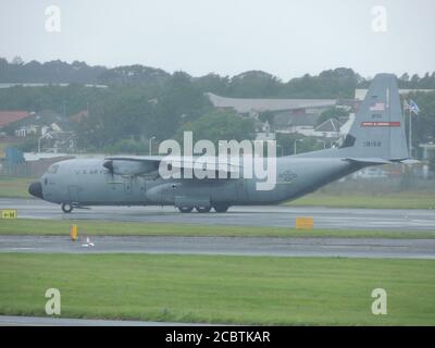 05-8158, eine Lockheed C-130J Hercules, die vom 403rd Wing der United States Air Force am Prestwick Airport in Ayrshire betrieben wird. Stockfoto