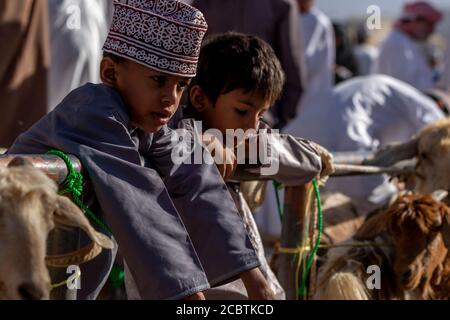 Kinder, die an den Freitagsversteigerungen bei Nizwa Souq teilnehmen Stockfoto