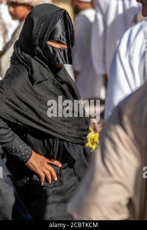 Omani Dame trägt Abaya Verkauf Ziege an der Nizwa Fort Stockfoto