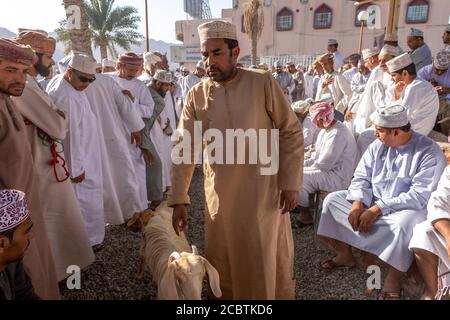 Nizwa Friday Märkte beschäftigt Ziegenauktion Stockfoto