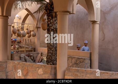 Kinder, die an den Freitagsversteigerungen bei Nizwa Souq teilnehmen Stockfoto