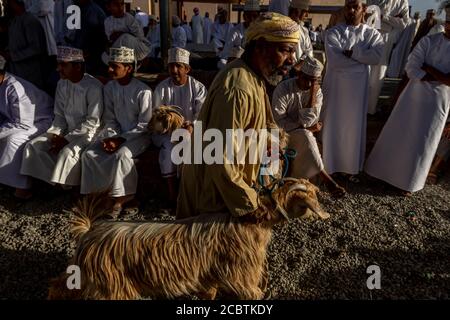 Nizwa Friday Märkte beschäftigt Ziegenauktion Stockfoto