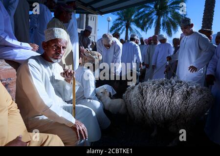 Nizwa Friday Märkte beschäftigt Ziegenauktion Stockfoto