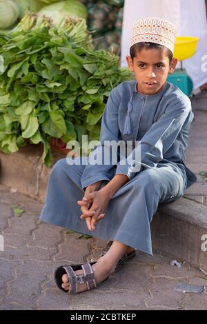 Omani Kid Teilnahme an den Freitag Rinder Auktionen in Nizwa Souq Stockfoto