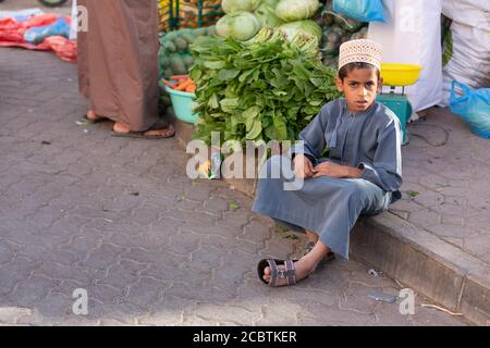 Omani Kid Teilnahme an den Freitag Rinder Auktionen in Nizwa Souq Stockfoto