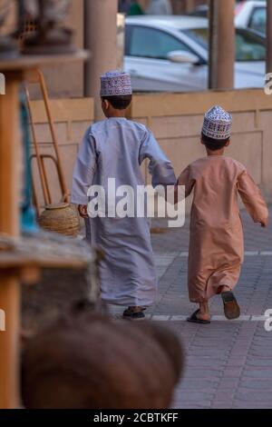 Kinder, die an den Freitagsversteigerungen bei Nizwa Souq teilnehmen Stockfoto