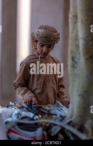 Kinder, die an den Freitagsversteigerungen bei Nizwa Souq teilnehmen Stockfoto