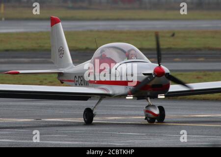 G-CENW, ein privat geführter Evektor EV-97A Eurostar, nach der Abfahrt von seinem Heimatstützpunkt Prestwick International Airport in Ayrshire. Stockfoto