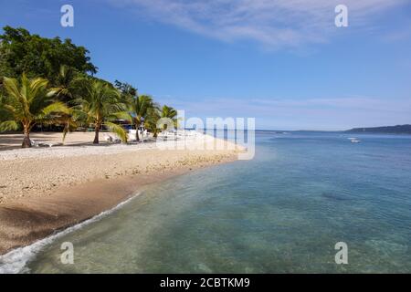 Ein schöner sonniger Tag in Vanuatu. Es gibt viele Orte, an denen Sie sich am Ufer entspannen und mit tropischem fis in das Schnorcheln an Korallenriffen gehen können Stockfoto