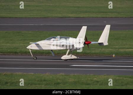 G-OMJT, ein privat geführtes Rutan Long-EZ homebuilt Flugzeug, am Internationalen Flughafen Prestwick, Ayrshire. Stockfoto