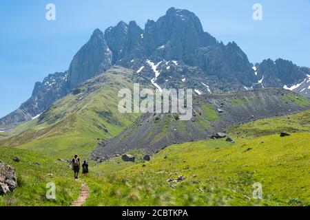 Kazbegi, Georgien - Juta Tal in der Nähe des Kaukasus Berg. Eine berühmte Landschaft in Kazbegi, Mzcheta-Mtianeti, Georgien. Stockfoto