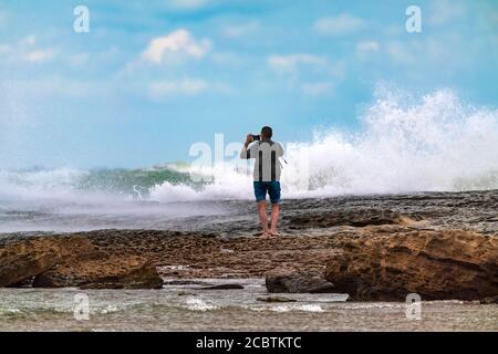 Reisende fotografiert riesige Tsunami-Wellen auf einem Smartphone, ein gefährliches Hobby Stockfoto