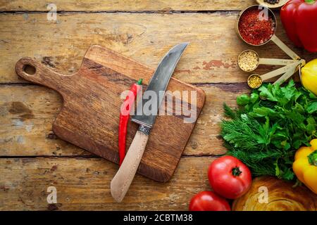 Frisches Gemüse und gesunde Zutaten, Messer auf Schneidebrett Stockfoto