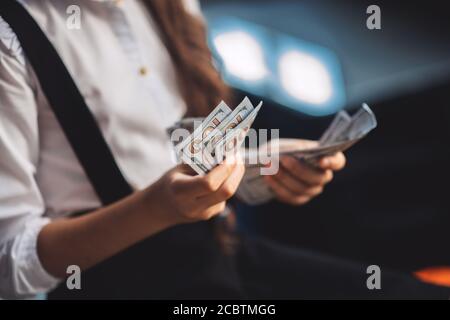 Nahaufnahme Bild von Mädchen Hände halten Dollar Stockfoto