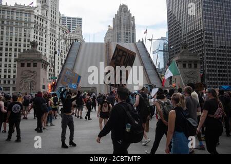 Chicago, IL, USA. August 2020. Schwarze Leben Materie Protestierenden marschieren durch die erhöhte Michigan-Brücke am Waker Drive. Quelle: Rick Majewski/ZUMA Wire/Alamy Live News Stockfoto