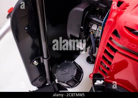 Pranburi, Thailand - 13. August 2021 : „illustrative Editorial“ Bild der Tankabdeckung und der Drossel von Honda umr435t, die in Thailand hergestellt wurde, Stockfoto