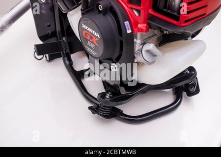 Pranburi, Thailand - 13. August 2021 : „Illustrative Editorial“ Schock Frühjahr unter GX35 Motor von Honda umr435t, die in Thailand hergestellt wurde, in whi Stockfoto
