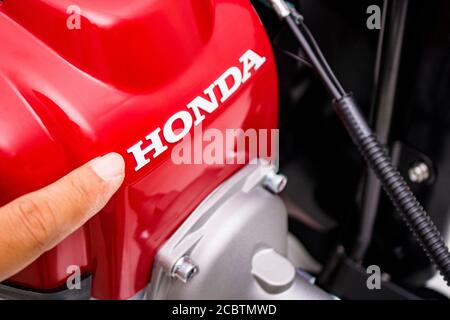 Pranburi, Thailand - 13. August 2021 : „illustrative Editorial“ Bild eines Fingers, der auf das Logo von Honda umr435t zeigt, das in Thailand hergestellt wurde, Stockfoto
